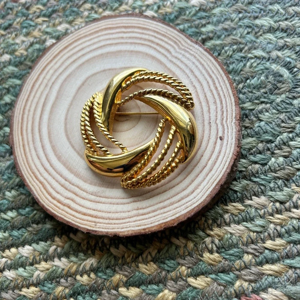Vintage Napier Gold Tone Wreath Brooch Textured Rope Swirl Pin Classic Old Money